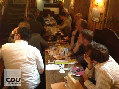 Gegessen und getrunken wurde selbstverstndlich auch, denn trockene\